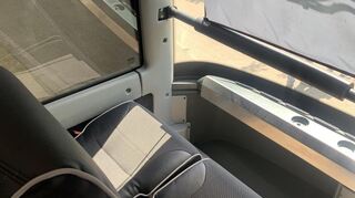 Vier weitere Sitze (zwei links, zwei rechts) befinden sich im ersten Stock über dem Fahrer. Hier hat man die beste Aussicht.