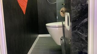 WC und Dusche im Obergeschoss.