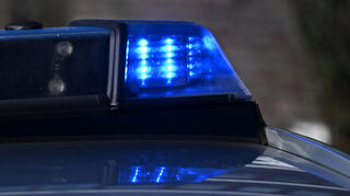 Die Polizei musste dem Mann mit dem Einsatz von Taser und Schusswaffe drohen, bevor sie ihn in Gewahrsam nehmen konnten.