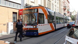 Die Polizei sichert die Unfallstelle ab. Ein ca. 65-jähriger war nach aktuellen Erkenntnissen vor eine Straßenbahn gestoßen worden.