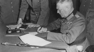 Symbolisches Bild für das Kriegsende: Generalfeldmarschall Wilhelm Keitel unterzeichnet am 9. Mai 1945 in Berlin die Bedingungslose Kapitulation der Deutschen Wehrmacht.