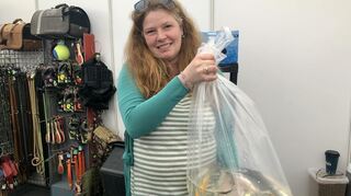 Kerstin Kleinschmidt-Dörr hat ihre Kois fest im Griff.