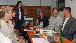 WVB-Vorsitzende Annick Löhr (stehend) ist neben Arnika Dörr (v.l.), Michelle Rimer, Christopher Schmurr und Uwe Schnatz im neuen Organisationsteam für das Gurkenfest aktiv.