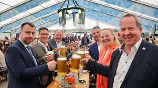 Im Festzelt (v.l.): Alexander Fleck, Manuel Hagel, OB Christian Specht, Achim Bauer, Bettina Schmauder (BDS) und Peter Gassert (BDS).