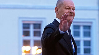 Der geschäftsführende Bundeskanzler Olaf Scholz (SPD) verlässt nach der Übergabe der Entlassungsurkunden durch Bundespräsident Steinmeier Ende März winkend das Schloss Bellevue.