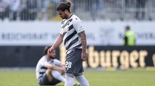 Marco Schikora am Boden, Dominic Baumann mit gesenktem Blick: Der SV Sandhausen ist nach dem 0:3 gegen Hansa Rostock aus der 3. Liga abgestiegen.