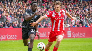 Kennedy Okpala (links) steuerte in Cottbus gleich zwei Treffer zum 4:2-Erfolg bei. Auch der erst 20-Jährige konnte dem großen Druck standhalten.