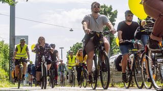 Gutes Wetter und aufgeheizte Stimmung: Besorgte Mannheimer Radfahrer nehmen an kritischer Fahrrad-Stadtrundfahrt teil.