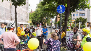 Am Tattersall: Radgruppe der kritischen Fahrrad-Stadtrundfahrt macht ihren ersten Stopp.