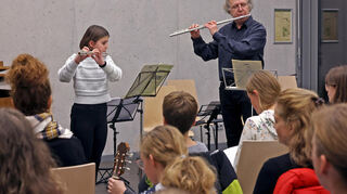 Die Musikschule Ilvesheim organisiert regelmäßig Veranstaltungen und umrahmt Ereignisse im Ort, das Foto mit Musikschulleiter Ingomar Weber an der Querflöte und Schülerin Paula Treiber (l.) entstand bei einem Konzert im Gemeindesaal der katholischen Kirchengemeinde Sankt Peter.