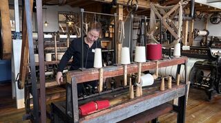 Sabine Hüttner an der Spulmaschine. Einst war das der Arbeitsplatz von Kindern.