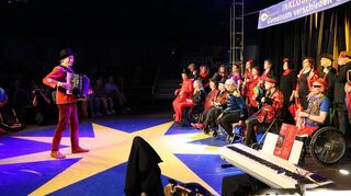 Der Circus Inclusioni mit Dirigent Bernhard Bentgens.