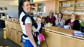 Die jüngste Besucherin am Tresen des Reiter-Treffs: Die elf Monate alte Fleur auf dem Arm von Parcours-Assistentin Steffi Redler-Bogner mit den ehrenamtlichen Wirtinnen Christine Züll (v.li.), Hildegard Machat und Sarah Pratzschke.