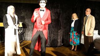 Der Showmaster (Tobias TRöndle, 2. von links) begrüßt die drei Kandidaten: Richie Bahner aus Rostock (Dylan Kujawa, von links), Ilse Lutz aus Bochum (Ute Ortmann) und Rentner Werner Kaiser aus Ludwigshafen (Klaus Becker