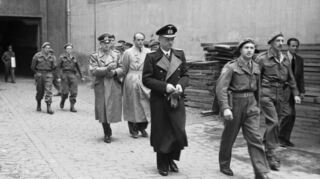 23. Mai 1945: Ruhmloses Ende einer Regierung: Großadmiral Karl Dönitz (Mitte) und Rüstungsminister Albert Speer (links dahinter) werden von britischen Soldaten in Flensburg abgeführt.