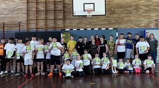 Für den Fußballunterricht an der Albert-Schweitzer-Schule hatte Sebastian Sax (r.) 800 Euro der Sparkassenstiftung Starkenburg mitgebracht.