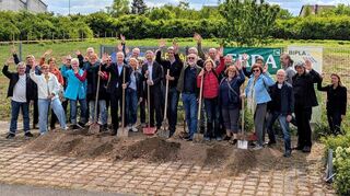 Gesellschafter des Vereins Bipla und Vertreter der Stadt freuen sich auf dem ABB-Areal über den Spatenstich zur größten Freiflächen-PVA in Ladenburg.