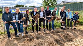 Beim Spatenstich zur größten PV-Freiflächenanlage in Ladenburg herrscht gute Stimmung.