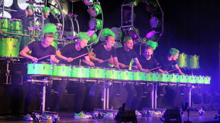 Neun humorige Perkussionisten umfasst das wandernde Trommel-Ensemble Green Beats aus Osnabrück.