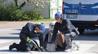 Experten der Polizei lösten einen festgeklebten Demonstranten vor dem Zementwerk eines Baustoffunternehmens südlich von Heidelberg.
