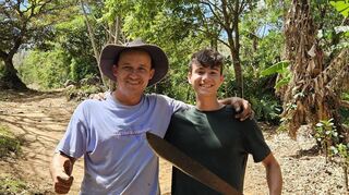 Dario Stegarescu (rechts) mit einem Projektmitarbeiter bei der Arbeit in Costa Rica.
