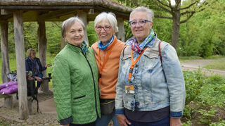 Marion Ebsen (v.r.) und Ute Striebinger vom Seniorenbeirat organisieren den „Belebten Friedhof“ in Lampertheim. Christa Hefter, die ebenfalls dem Seniorenbeirat angehört, ermöglicht das Angebot auf dem Hofheimer Friedhof.