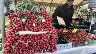 Strahlende Maimarkt-Gesichter am Obst- und Gemüsestand von Markus Ackermann.