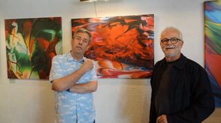 Der Künstler Hans Peter Lohse (r.) mit dem Klavierkabarettisten Frederic Hormuth, der die Vernissage musikalisch begleitet hat.