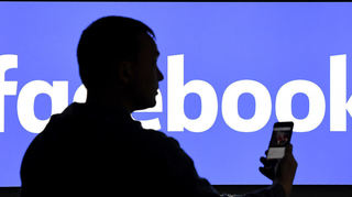 2021 stellten Diebe, die Daten von weltweit einer halben Milliarde Facebook-Kunden gestohlen hatten, die persönlichen Informationen ins Internet.