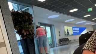 Zwei der Saisonarbeiterinnen, die nach einer kurzfristigen Kündigung am Flughafen strandeten, eine beim Suchen von Pfandflaschen