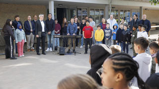 Mit Gesang begrüßen FFS-Schüler die Gäste der Feierstunde auf dem Pausenhof.