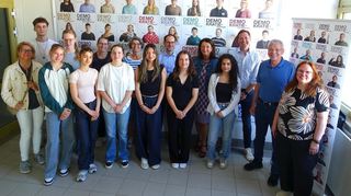 Einige Teilnehmer der Fotoaktion: Bürgermeister Gottfried Störmer, Dirk Eichenauer, Silke Weimar-Ekdur, Jerome Dath, Lehrerinnen und Gymnasiastinnen und Gymnasiasten.