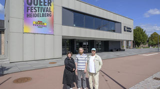 Vor dem Karlsrtorbahnhof stellen Leiterin Cora Maria Malik (v.l.), Dominic Hauser und Martin Müller das Programm des Queer-Festivals vor.