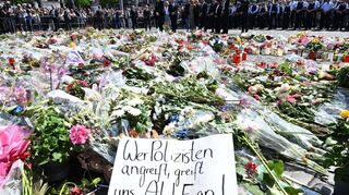 In den Tagen nach dem Attentat liegt ein Blumenmeer auf dem Marktplatz.