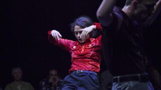 In „Escape“ von Choreografin Helene Weinzierl und ihrer Kompanie CieLaroque schwingen die Performer unter anderem hin und her.
