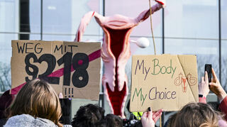 Demo mit überdimensionalem Uterus für sexuelle Selbstbestimmung und für Legalisierung von Schwangerschaftsabbrüchen.