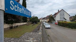 Die Scheffelstraße in Ilvesheim: Links unter dem Straßenschild ist der jüdische Friedhof zu sehen.