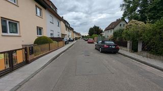 Bisher gibt es in der Ilvesheimer Scheffelstraße zwei schmale Bordsteine an den Seiten, das soll sich nach der Sanierung ändern.