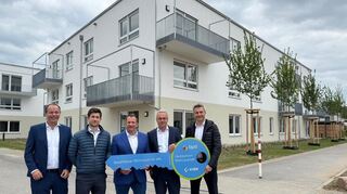 Schlüsselübergabe für das Wohnquartett mit 72 Sozialwohnungen (v.l.): Roland Hakenjos (Baufirma Züblin), Leon Heibel (BPD), Heddesheims Bürgermeister Achim Weitz, Dietmar Bank (KVBW), Ingo Schilling (BPD).