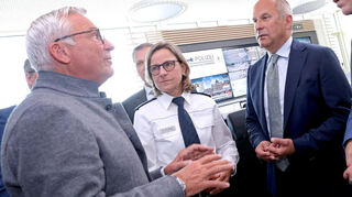 Die beiden Innenminister Thomas Strobl (li.) und Roman Poseck (re.) im Gespräch mit der Mannheimer Polizeipräsidentin Ulrike Schäfer.