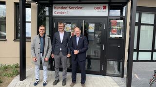 Das Kunden-Service-Center der GBG auf der Schönau ist umgezogen und modernisiert worden. Darüber freuen sich Oberbürgermeister Christian Specht (r.), GBG-Chef Karl-Heinz Frings (M.) und Baubürgermeister Ralf Eisenhauer.
