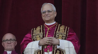 Der neu gewählte Papst Leo XIV., US-Amerikaner Robert Prevost, erscheint auf dem Balkon des Petersdoms im Vatikan.