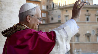 Der neu gewählte Papst Leo XIV., der US-Amerikaner Robert Prevost, winkt nach dem Konklave auf dem Balkon des Petersdoms im Vatikan.