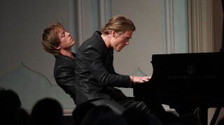 Die Pianisten Lucas und Arthur Jussen bei ihrem Konzert bei den Schwetzinger Festspielen.