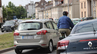 Die Mannheimer Straße in Weinheim ist für Radfahrer ein gefährliches Pflaster, obwohl es einen Schutzstreifen für sie gibt.