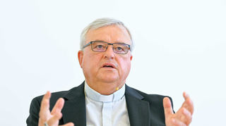 Karl-Heinz Wiesemann, Bischof von Speyer, gestikuliert am Freitag, als er versucht, Lehren für die Zukunft zu beschreiben.