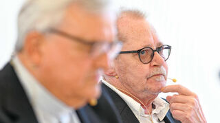 Bernd Held (r), Vorsitzender des Betroffenenbeirats des Bistums Speyer, und Karl-Heinz Wiesemann, Bischof von Speyer, sitzen im Bischöflichen Priesterseminar bei einer Pressekonferenz des Bistums Speyer nebeneinander.