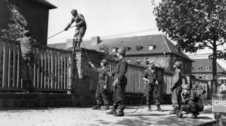 Wiederaufbau: US-Soldaten verlegen in Mannheim Telefonkabel.