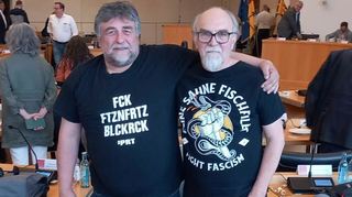 Thomas Bischoff (l.) und Gerhard Fontagnier mit den beanstandeten T-Shirts.