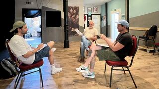 Vorbereitung auf den Mannheimer Comedy Cup: Newcomer-Kandidat Alex Hain (links) beim Workshop mit Roland Junghans (Mitte) und Jens Wienand.Bild: Jörg-Peter Klotz